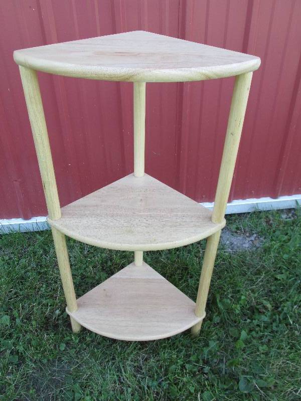 lot 72 image: Corner shelf, 12.5 from back to fr...