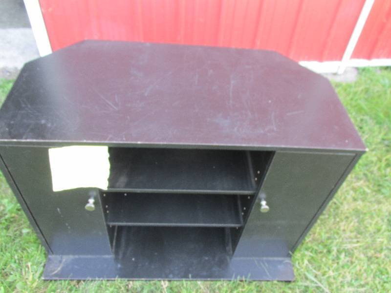 lot 74 image: Black TV entertainment stand, 36 x ...