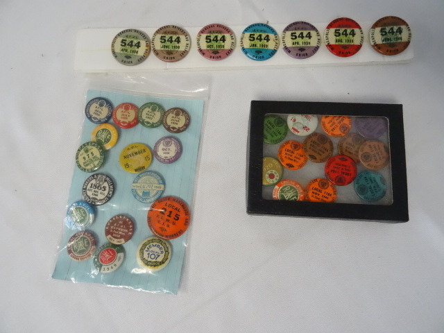 lot 33 image: Button