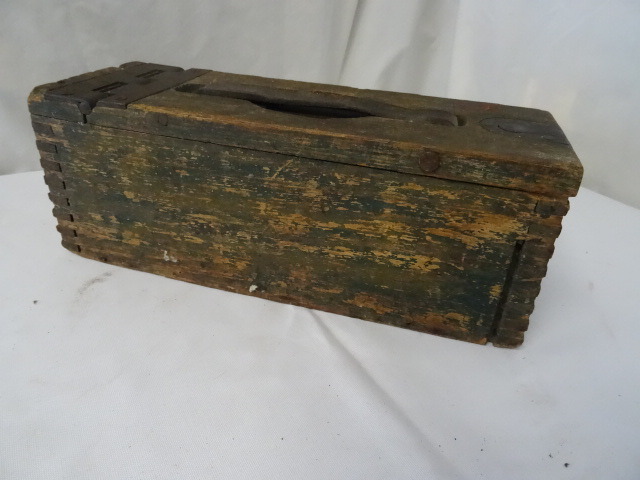 lot 60 image: Dynamite Box