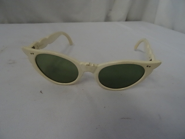 lot 127 image: Sunglasses