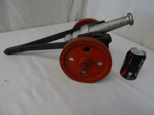 lot 208 image: Cannon