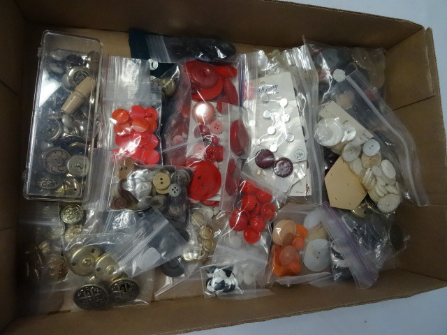 lot 253 image: Buttons