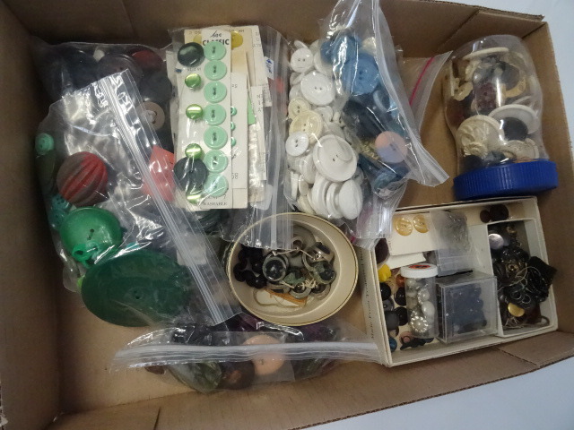 lot 254 image: Buttons