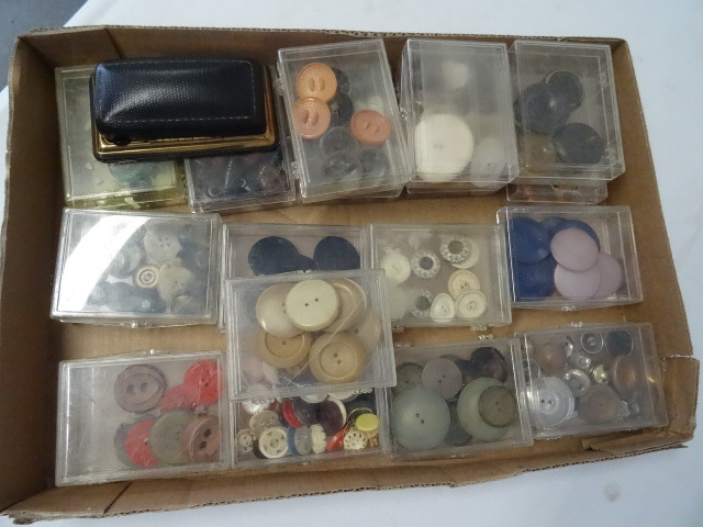 lot 255 image: Buttons