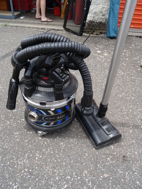 lot 106 image: Vacuum