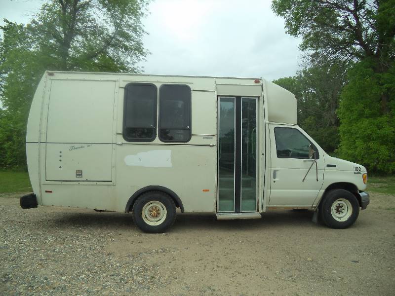 lot 2 image: 1993 Ford F350 Handicap Accessable Bus