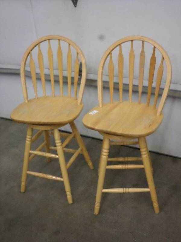 lot 17 image: Set Of Maple Swivel-Top Bar Stools ...