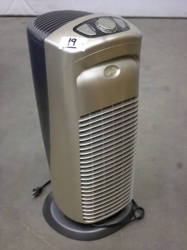 lot 19 image: Hunter 120Volt Air PurifierFilter ...