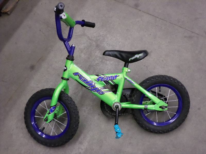 lot 22 image: Rallye Flash Kids Bike With 12 Tir...