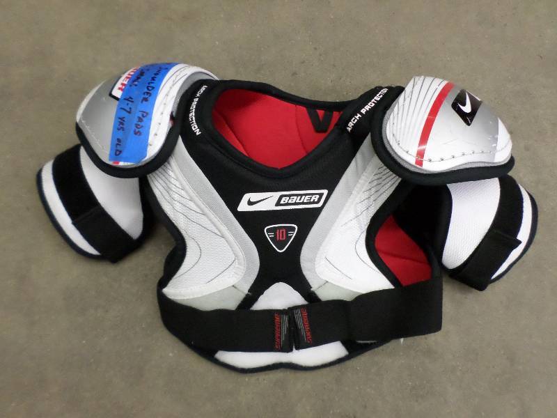lot 33 image: Bauer JuniorYouth Hockey Pads, Sma...
