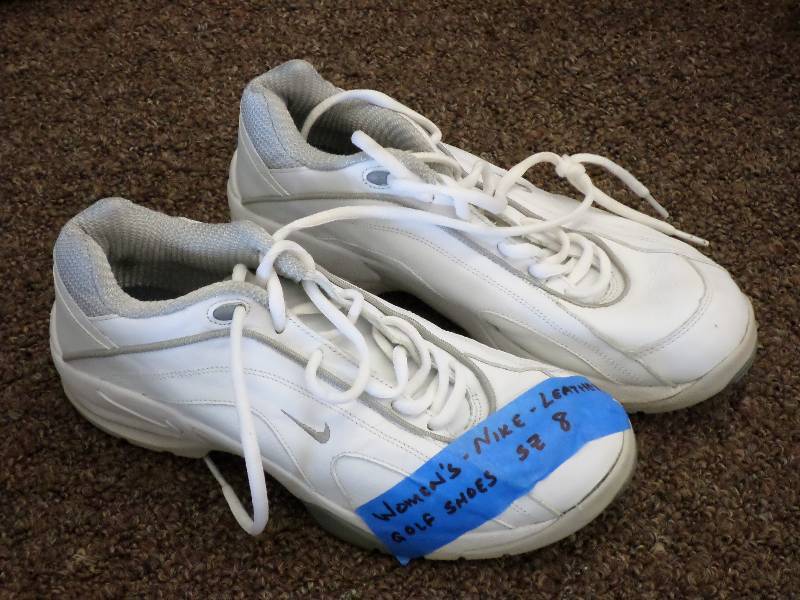 lot 90 image: Womens Nike Size 8 Leather Golf Sho...