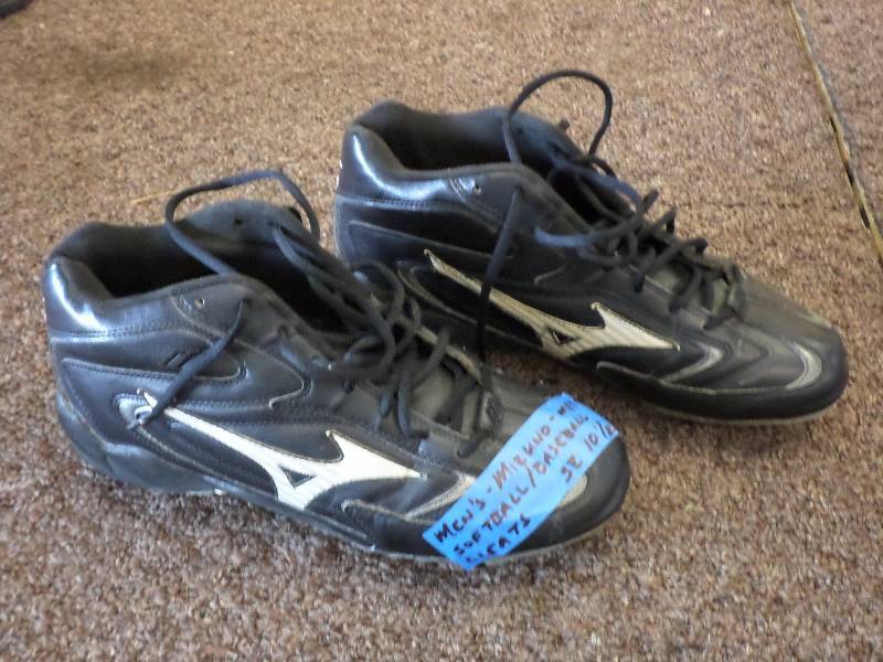 lot 99 image: Mens Mizuno Size 10.5 Metal Basebal...