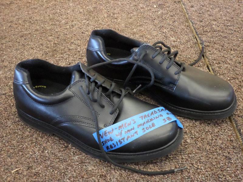 lot 109 image: New Mens Size 9 Treadsafe Shoes Wit...