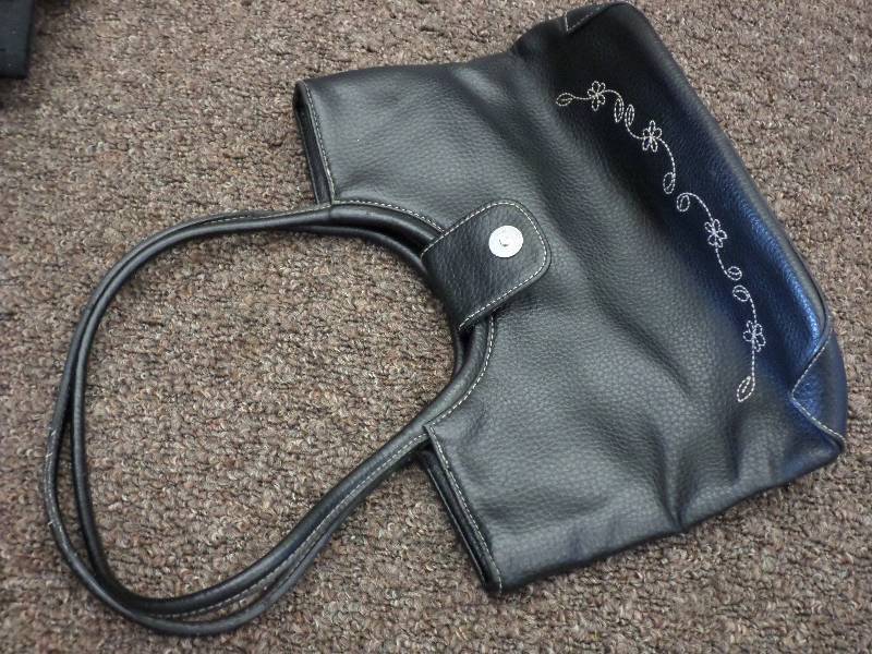 lot 146 image: New Unmarked Purse ...