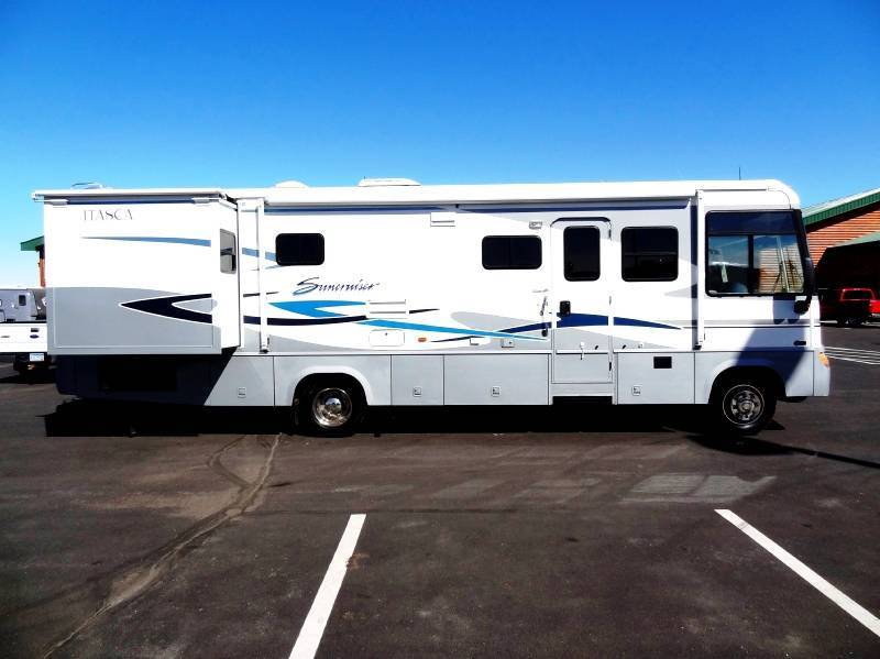 lot 3 image: 2004 Itasca Suncruiser 33V Class A Motorhome Only 29,000 Miles Loaded
