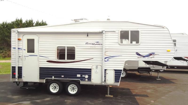 lot 4 image: 2007 Roadrunner 190 Short 5th Wheel