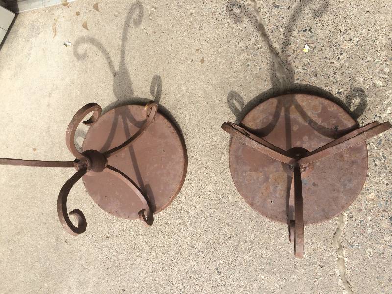lot 118 image: 2 metal garden globe stands
