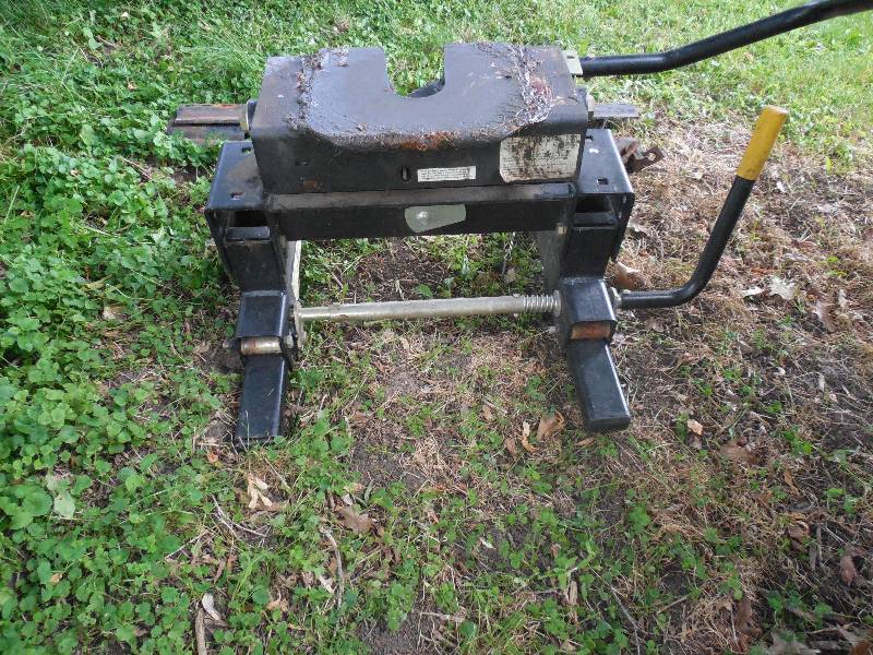 Husky 16,000 lb. 5th Wheel Hitch with EZ Roller & Rails HUSKY 16K 5TH