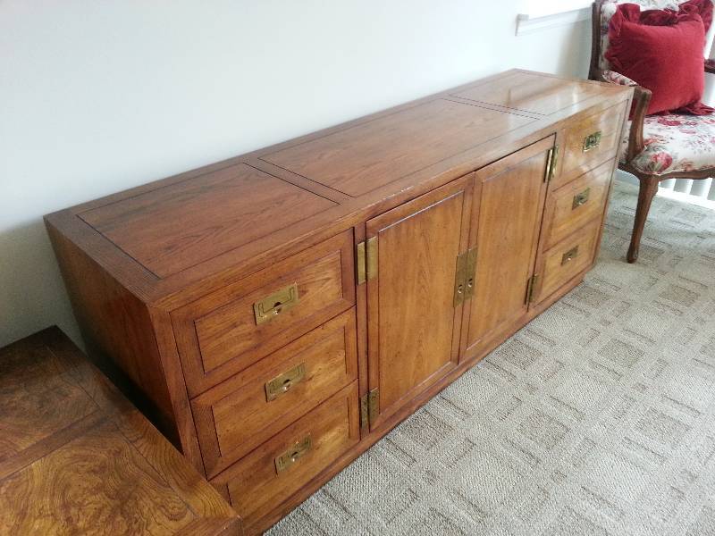 lot 3 image: Henredon Solid Wood Buffet