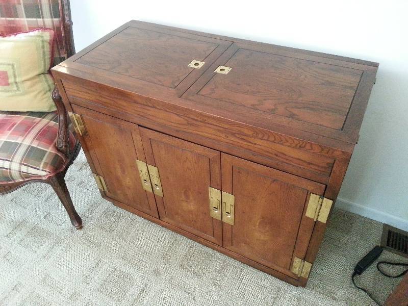 lot 4 image: Henredon Solid Wood Bar