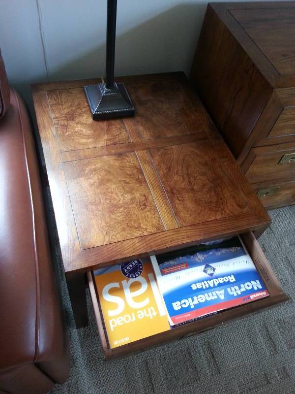 lot 5 image: Henredon Solid Wood End Table