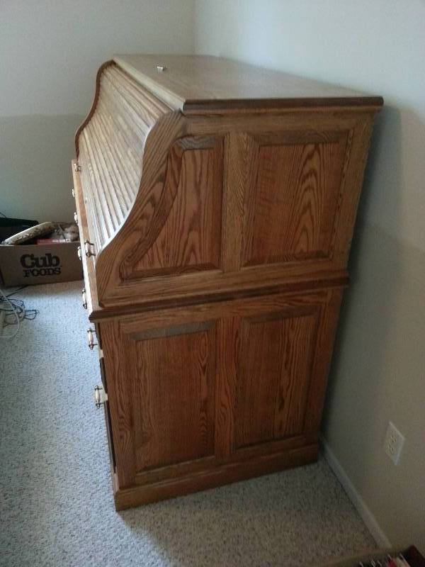 lot 1 image: Beautiful, Solid Oak Amish Roll Top Desk