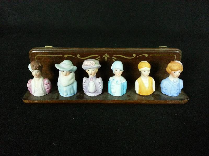 lot 81 image: VERY RARE Hanover House Thimble Collection