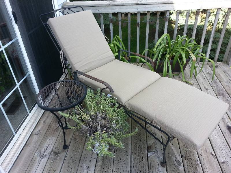 lot 117 image: Outdoor Wrought Iron Chaise Lounge Chair  Table