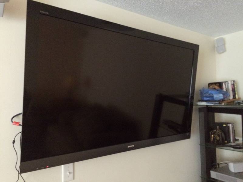 lot 17 image: Sony 60 1080p HD Bravia w Wall Mount