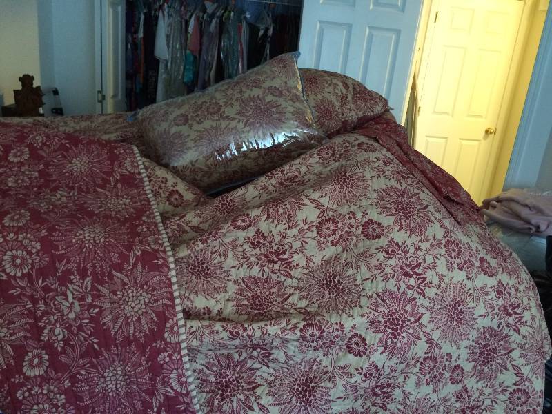 lot 76 image: Complete King Size Reversible Bedding Set