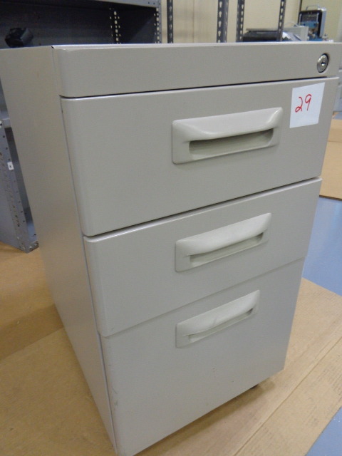lot 29 image: 3 Drawer Cabinet