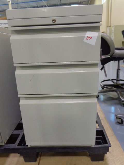 lot 39 image: 3 Drawer Cabinet
