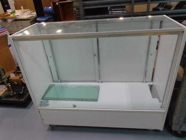 lot 62 image: Display Cabinet