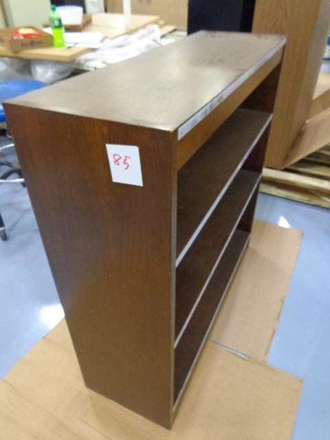 lot 85 image: 4 Shelf Woodgrain Book Shelf