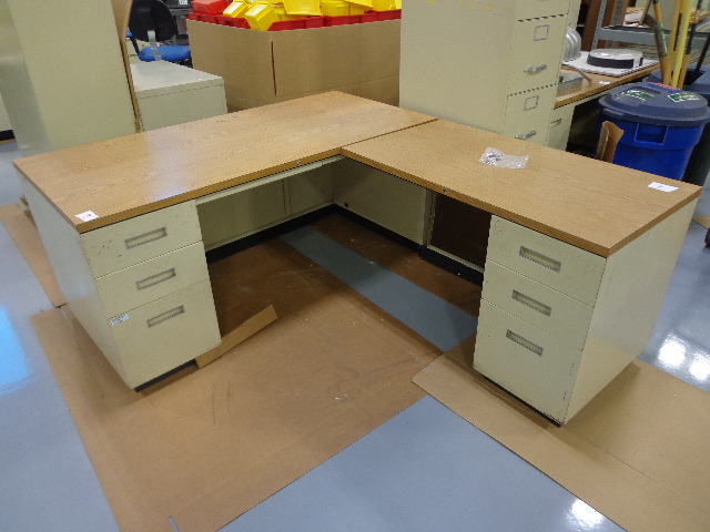 lot 131 image: cornerdesk
