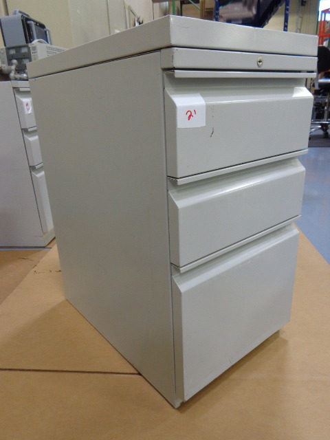 lot 21 image: 3 Drawer Cabinet