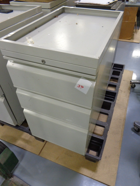 lot 42 image: 3 Drawer Cabinet