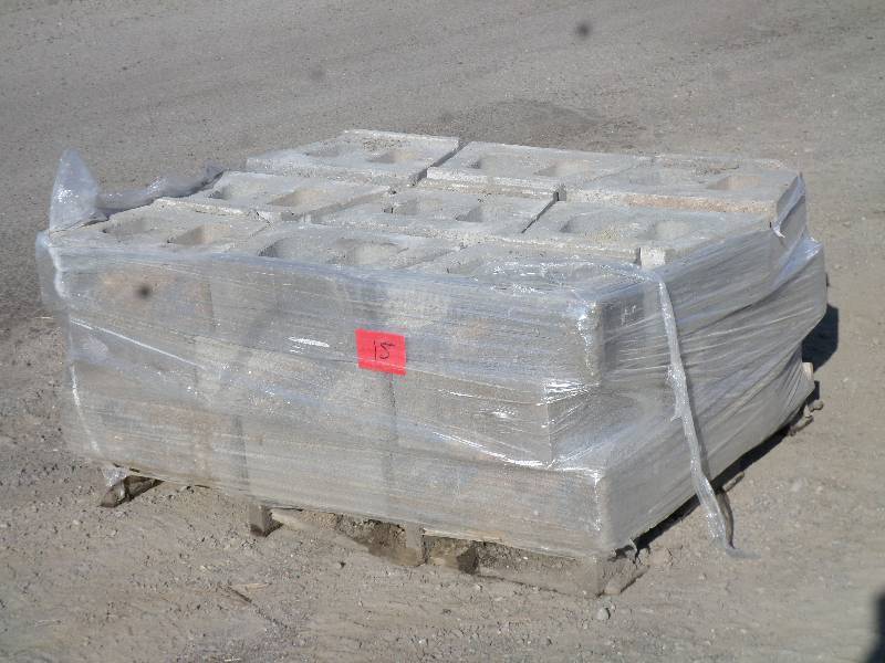 Pallet Of 2-Hole Retaining Wall Blo...