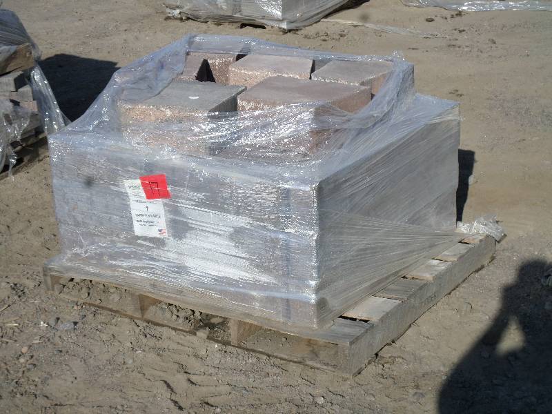Pallet Of Assorted Retaining Wall B...