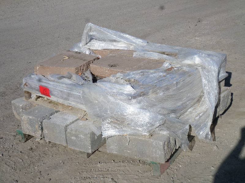 Pallet Of Assorted Retaining Wall B...