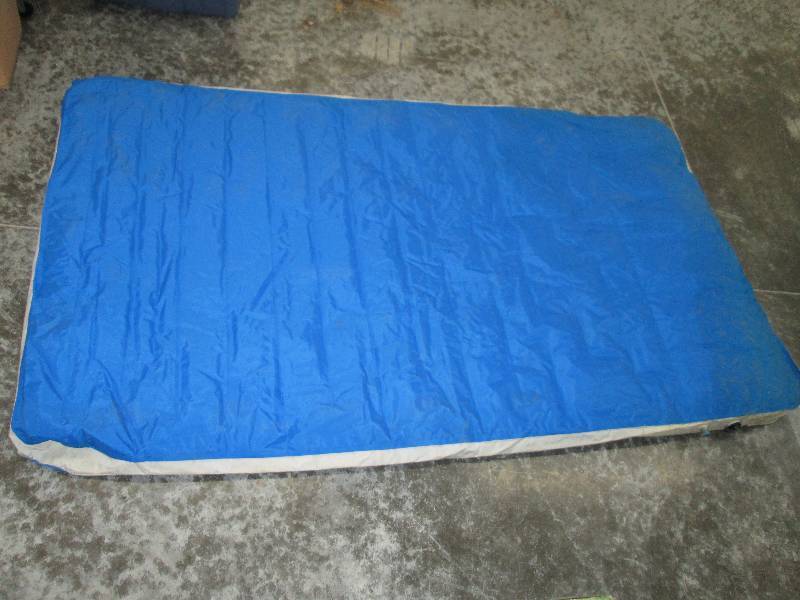 lot 10 image: Air bed, measuers 75 x 45...