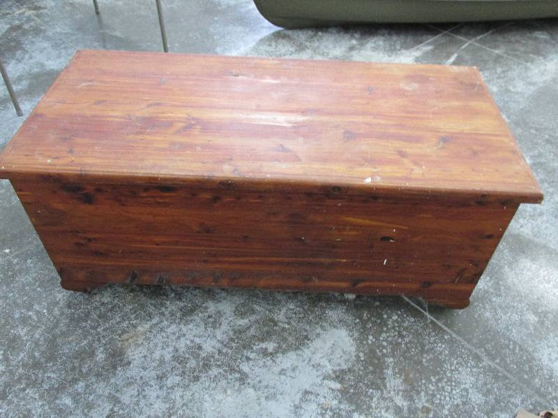 lot 25 image: Solid wood storage box on wood whee...