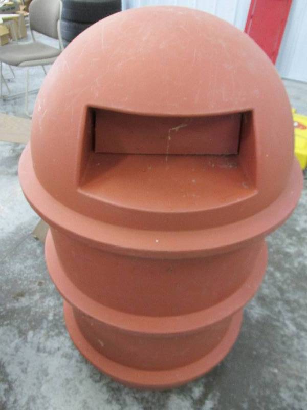 lot 31 image: Heavy Duty Commercial grade plastic...