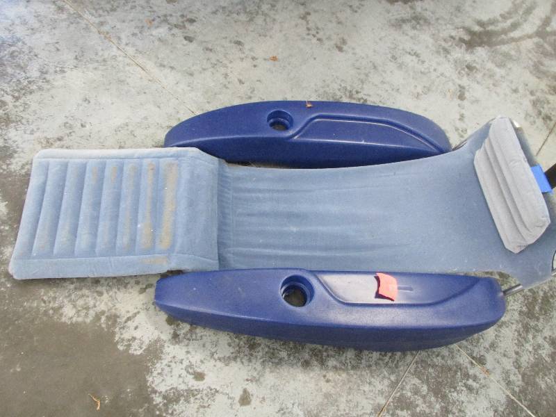 lot 32 image: Water lounge floating chair with pl...