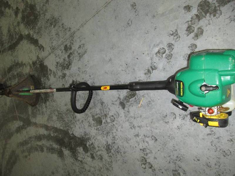 lot 69 image: Featherlite weed eater, gas powered...