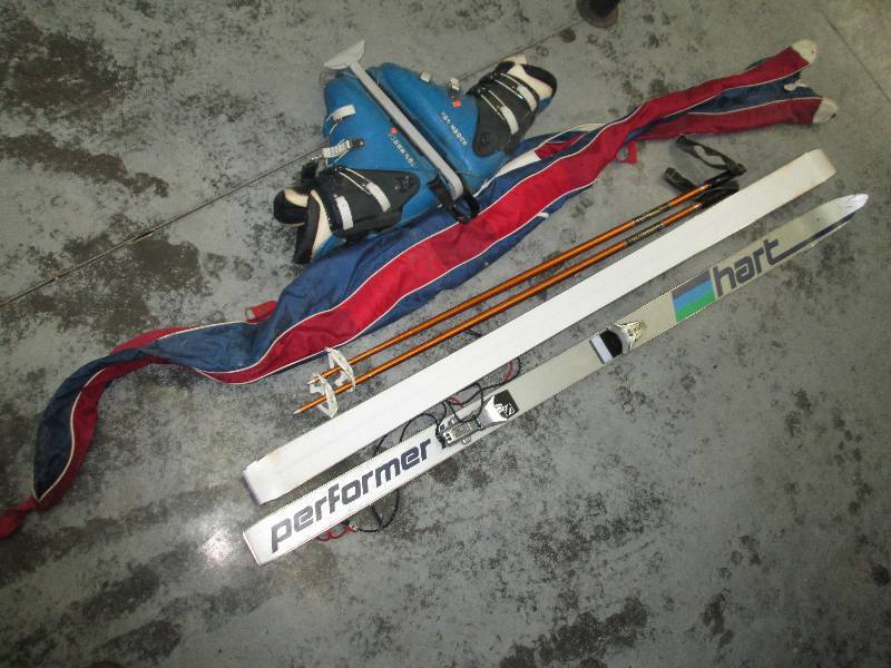 lot 71 image: Pair of Performer skiis with boots,...