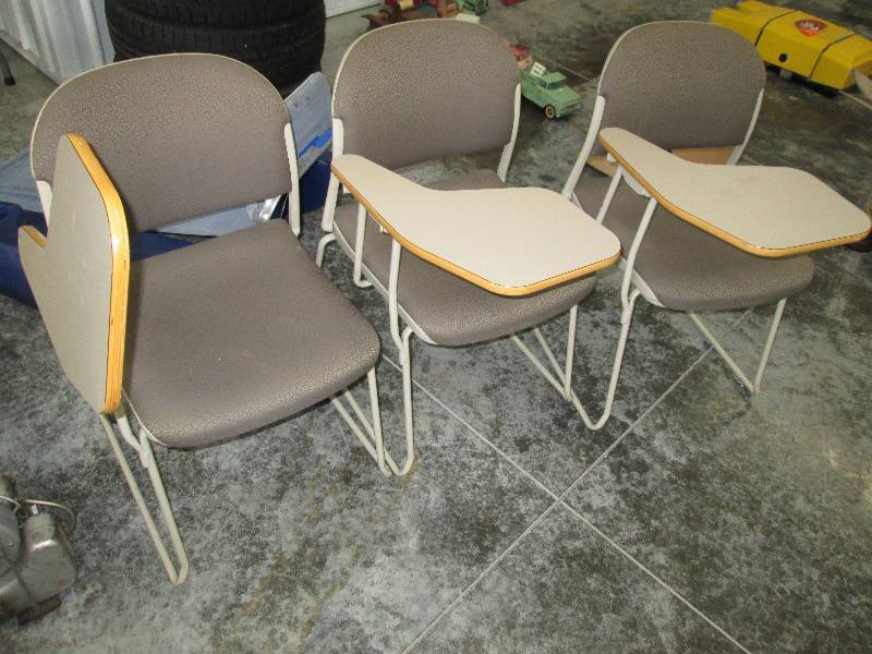 lot 80 image: Lot of 3 padded chairs with arm des...