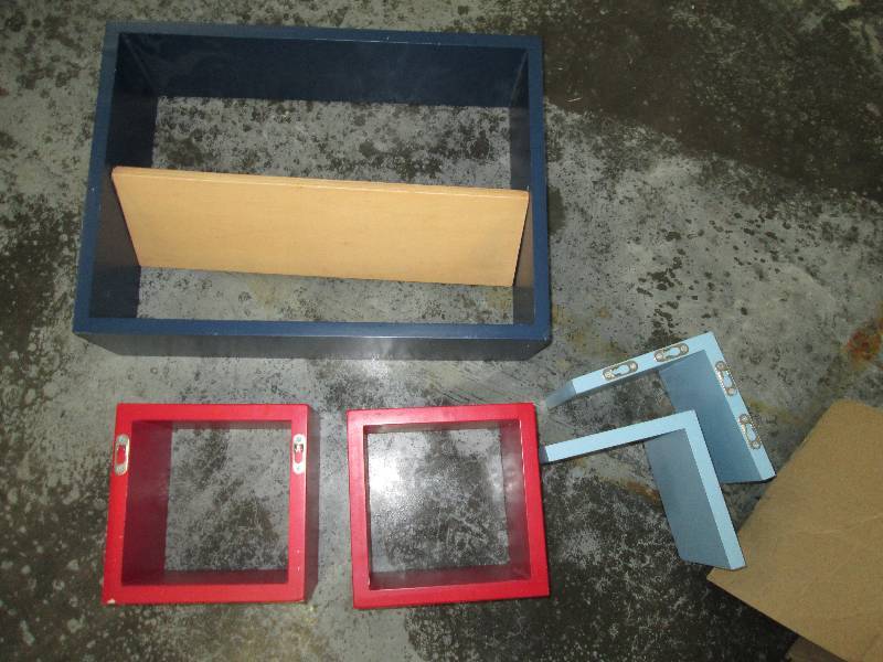 lot 81 image: Lot of colorful wall display box sh...