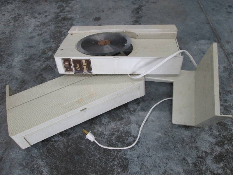 lot 83 image: Oster food and meat slicer...